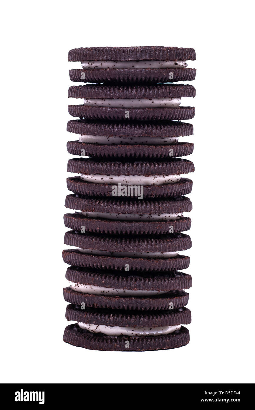 Una pila di Oreo cookie originario biscotti su sfondo bianco Foto Stock