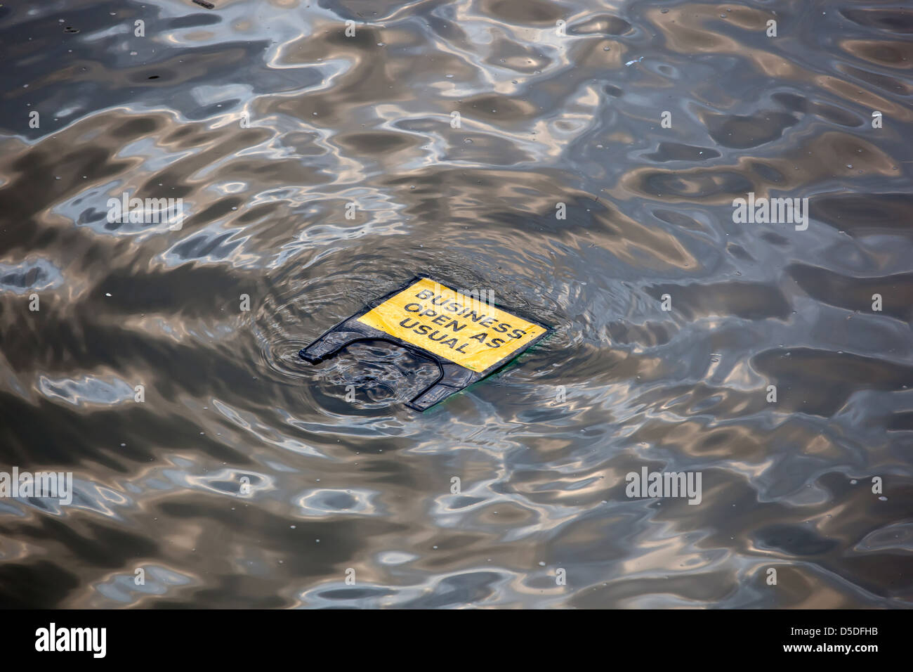 Londra, Regno Unito, simbolo di crisi foto, Open Business come di consueto galleggia in acqua Foto Stock