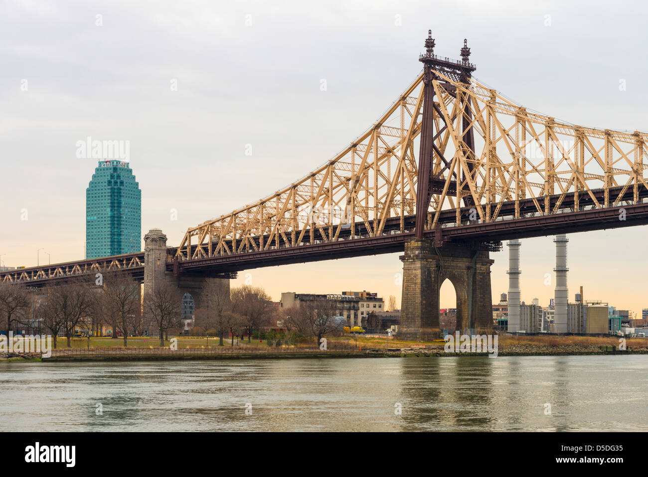 Ed Koch Queensboro Bridge (1909) attraversa l'East River tra Manhattan e Long Island City nel Queens. Da Roosevelt Island Foto Stock