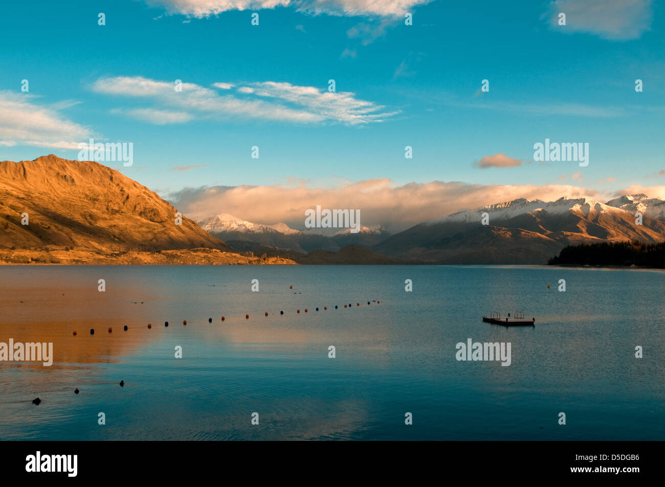 Eliminazione del cielo sopra il lago Wanaka, Nuova Zelanda Foto Stock