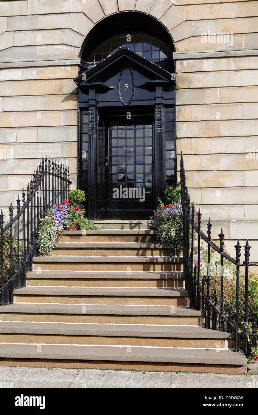 Design della porta neoclassica di Charles Rennie Mackintosh, ex Glasgow Society of Lady Artists Building, 5 Blythswood Square, Scozia, Regno Unito Foto Stock