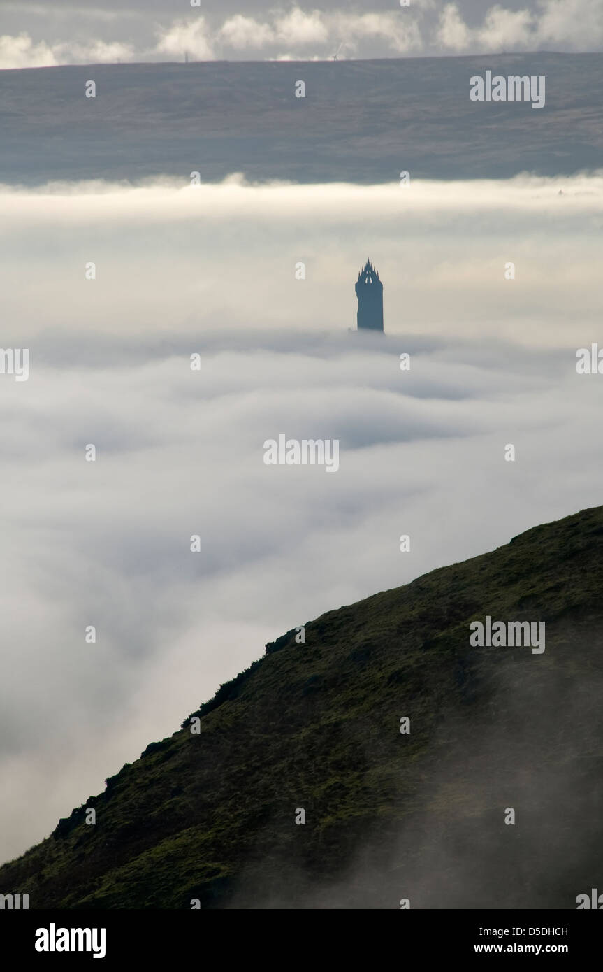 Una densa nuvola bianca di mare nasconde il Forth Valley con solo il Wallace Mounument che spuntavano Foto Stock