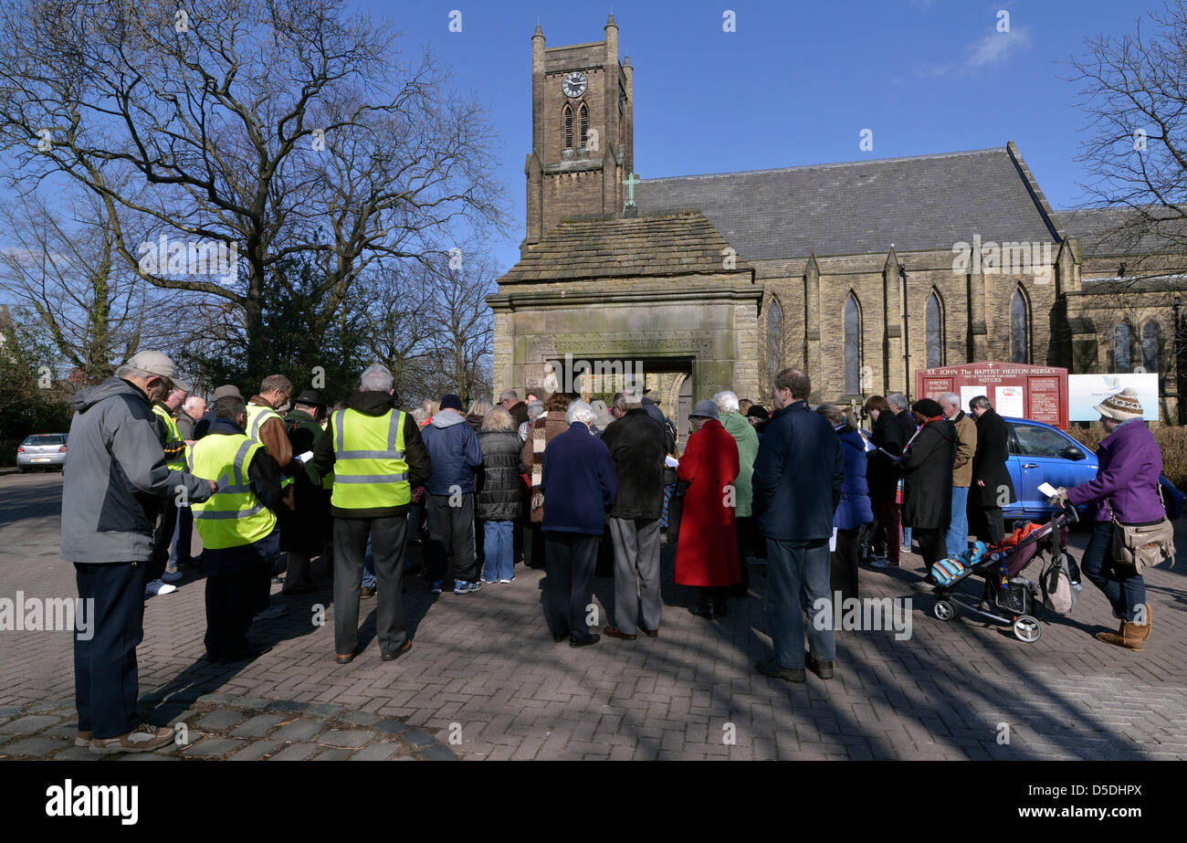 Stockport, Regno Unito. Il 29 marzo 2013. I cristiani si riuniscono al di fuori di San Giovanni Battista in Heaton Mersey, Stockport per iniziare la loro processione attraverso la Heatons, dove si fermano in Heaton Mersey Chiesa Metodista, St Winifred la Chiesa Cattolica Romana e la chiesa di St Paul, Heaton Moor a dire una breve preghiera. La processione è in ricordo della crocifissione di Gesù Cristo, che è celebrata dai cristiani di tutto il mondo il Venerdì Santo. Stockport, Regno Unito 23-9-03-2013 Credito: Giovanni friggitrice / Alamy Live News Foto Stock