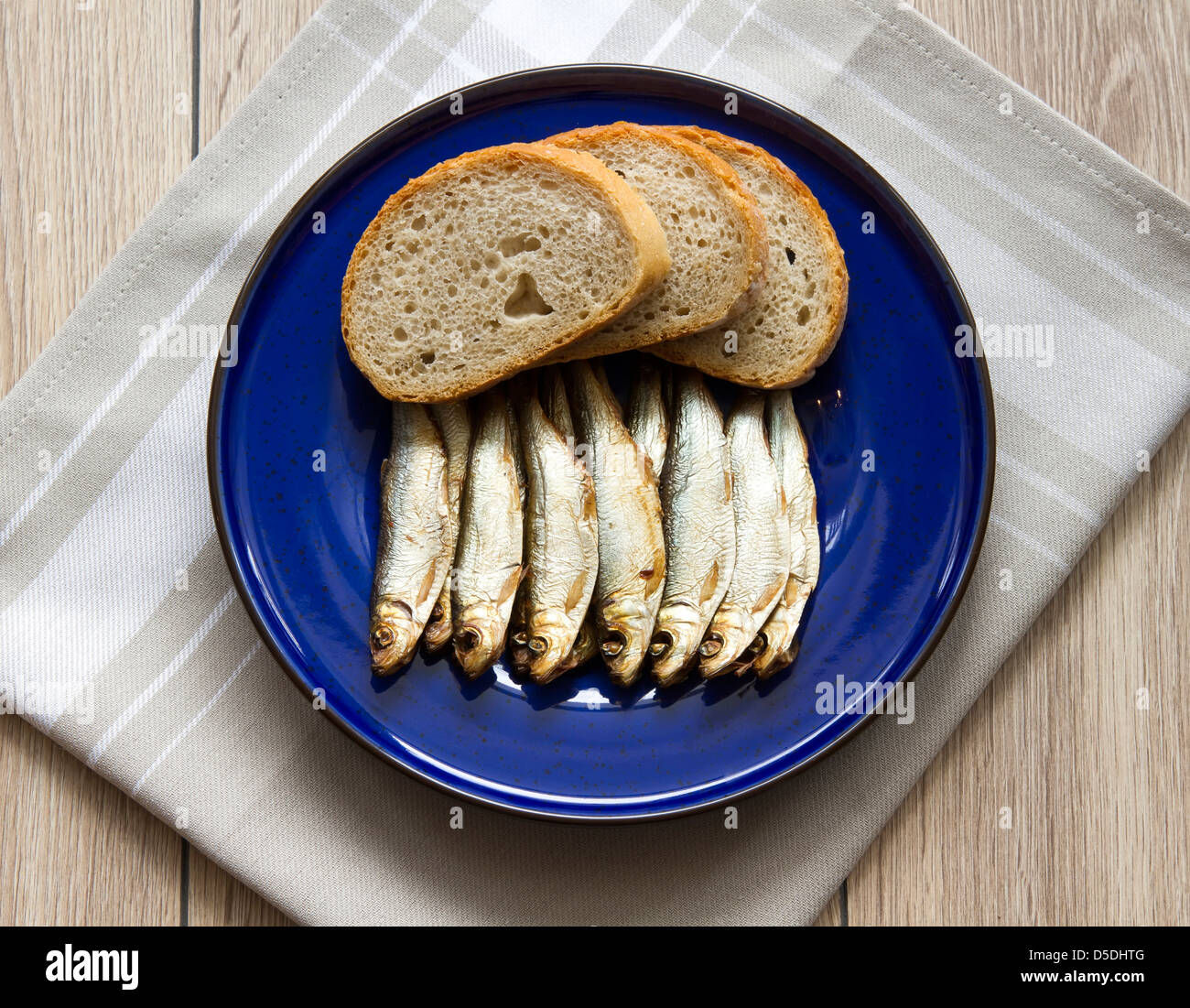 Spratti affumicato con pane sul tavolo da cucina Foto Stock