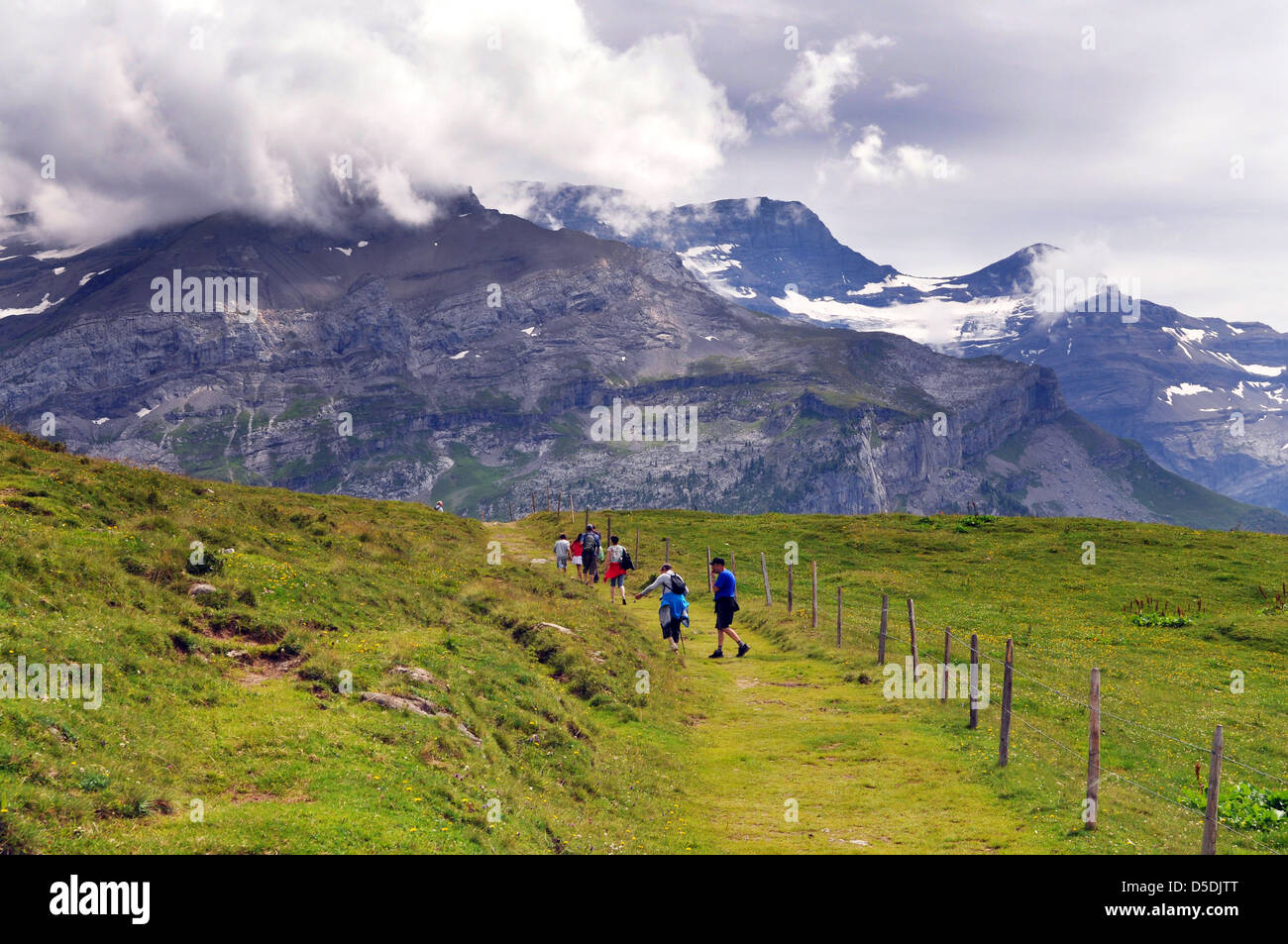 Famiglia a piedi nelle Alpi Svizzere scenario. Foto Stock