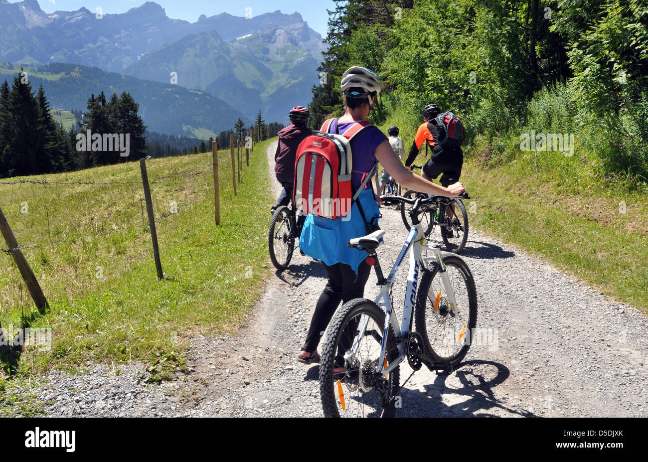 Ciclo di famiglia nelle Alpi svizzere in vacanza. Foto Stock