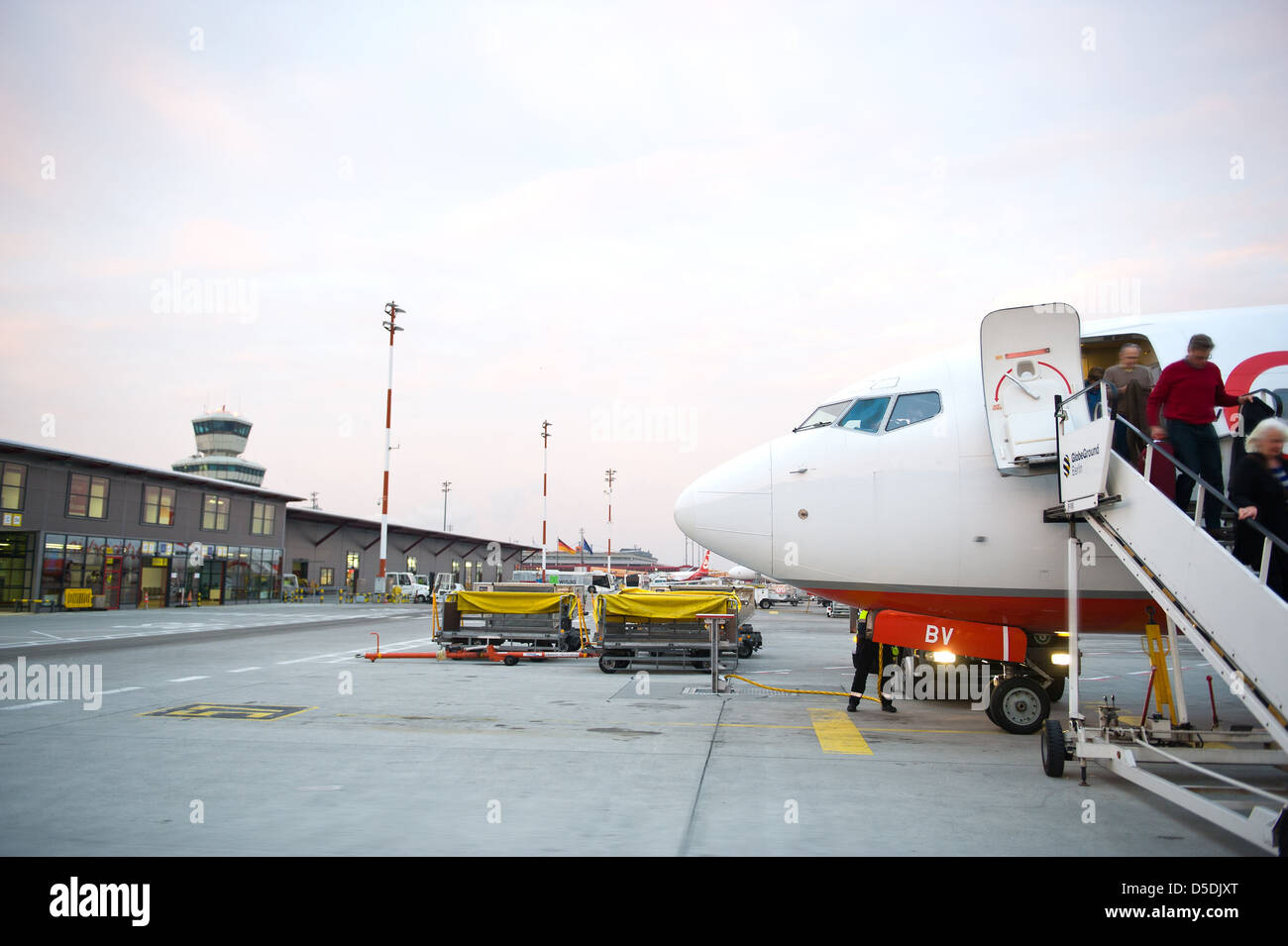 Berlino, Germania, i viaggiatori arrivano all'aeroporto Tegel di Berlino Foto Stock