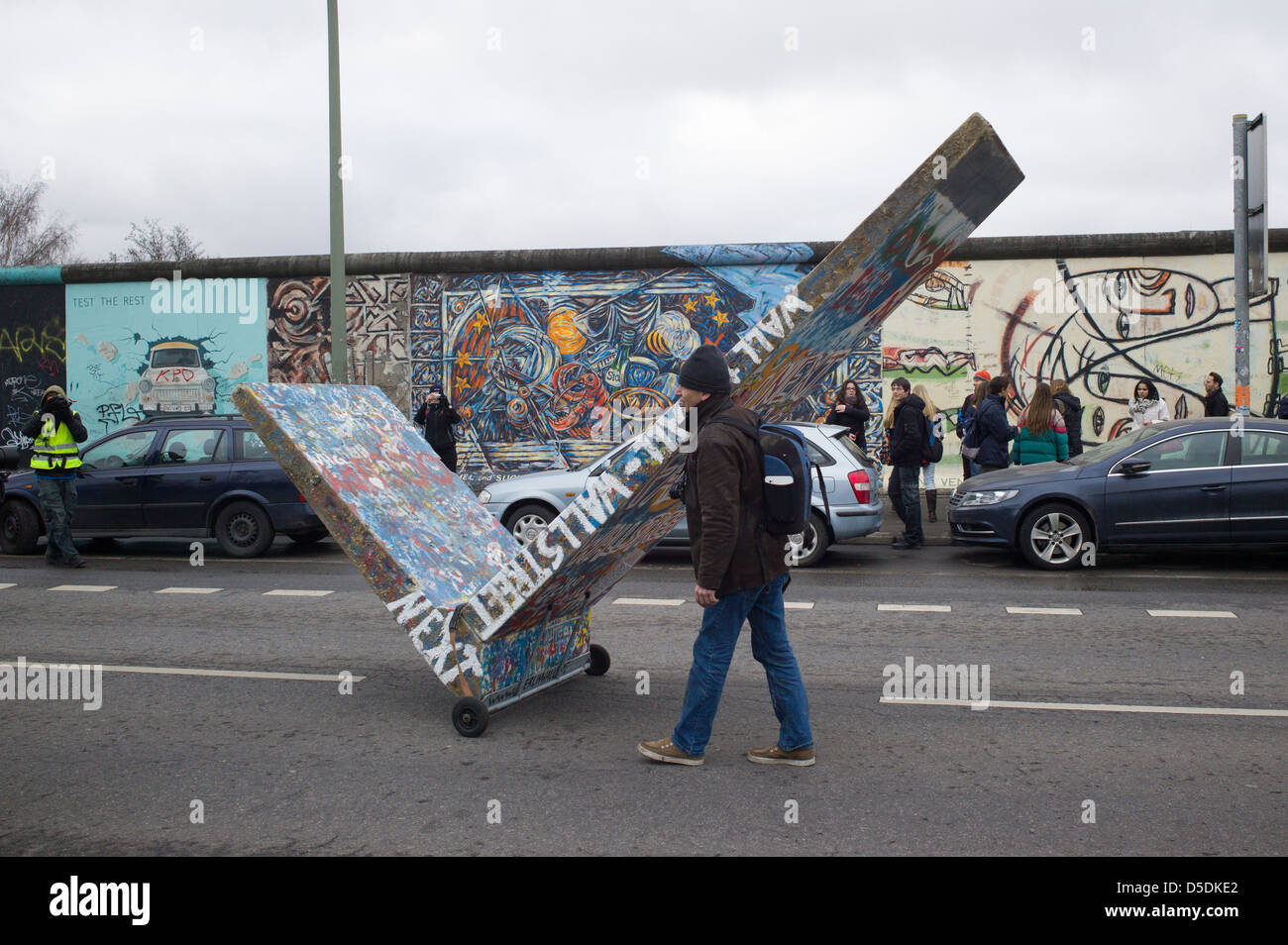 Berlino, Germania, manifestanti con un segmento di parete di cartapesta Foto Stock