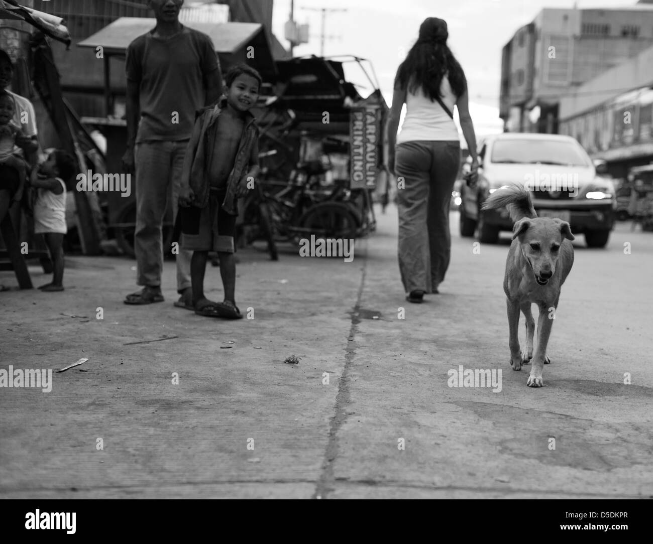 Stray dog a piedi giù per la strada a Cagayan de oro, Filippine Foto Stock