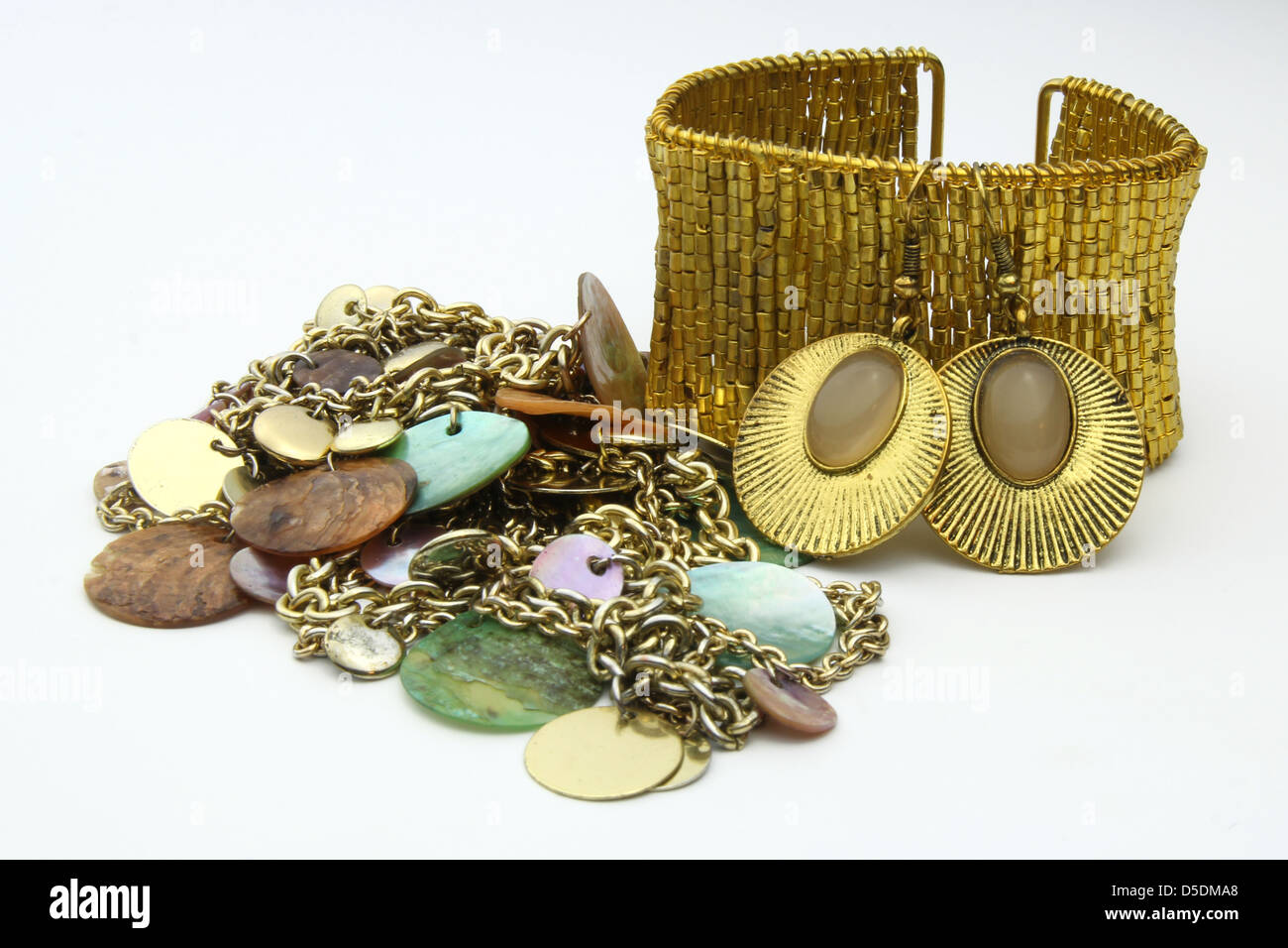 Articoli di gioielleria in oro- catena, guadagni e del bracciale Foto Stock