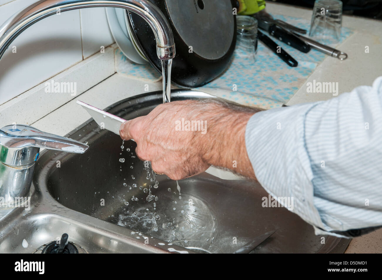 Lavare i piatti in cucina e li lascia perfettamente pulito Foto Stock