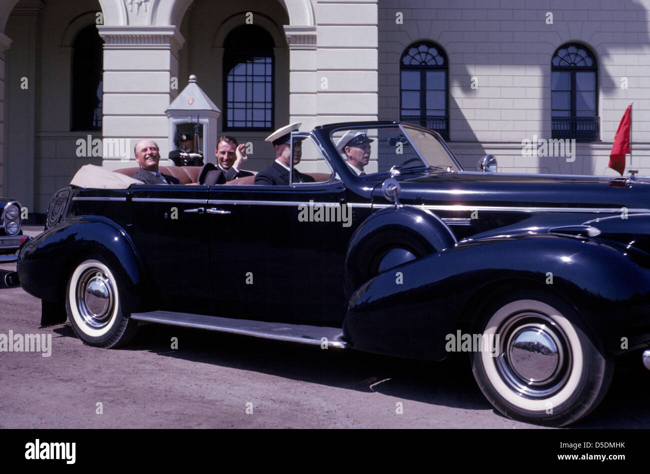 Il giorno del suo compleanno nel 1963, il Re di Norvegia, Olav V e il suo unico figlio, il Principe ereditario Harald, corsa all'aperto royal limousine attraverso Oslo, Norvegia. Foto Stock