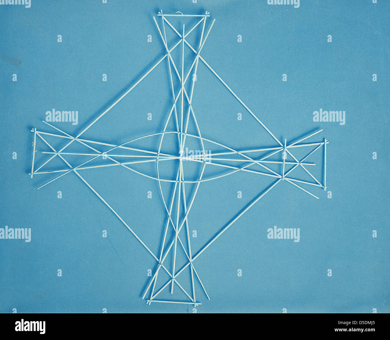 Una fotografia di una cornice di aquilone cinese e una mappa di Marshall Island, che mostra il design intricato e il significato culturale di entrambi gli oggetti nelle arti tradizionali asiatiche e del Pacifico Foto Stock