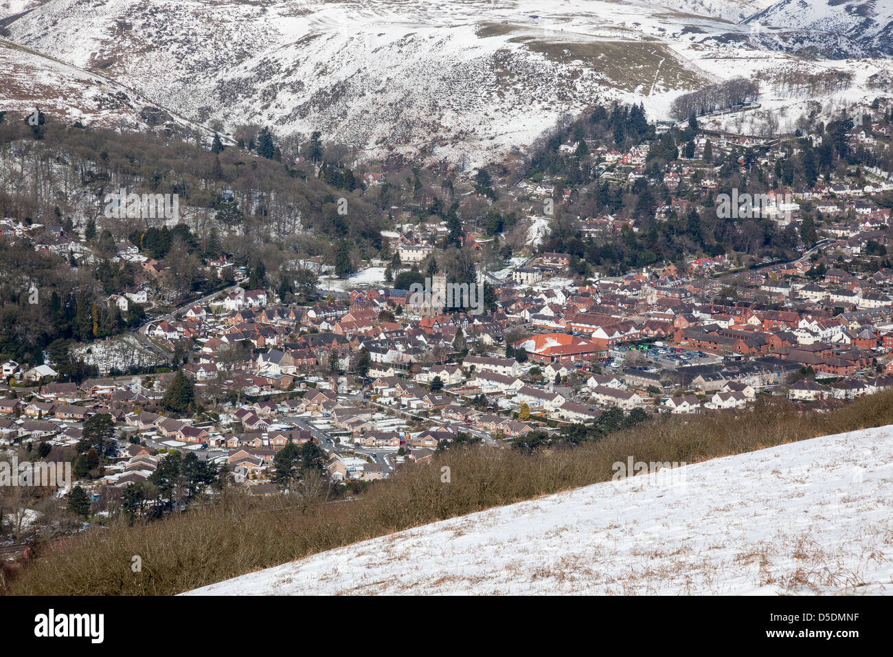 Church Stretton, talvolta chiamata la piccola Svizzera, rannicchiato nella Stretton Valley con neve sulle colline, in Shropshire Foto Stock