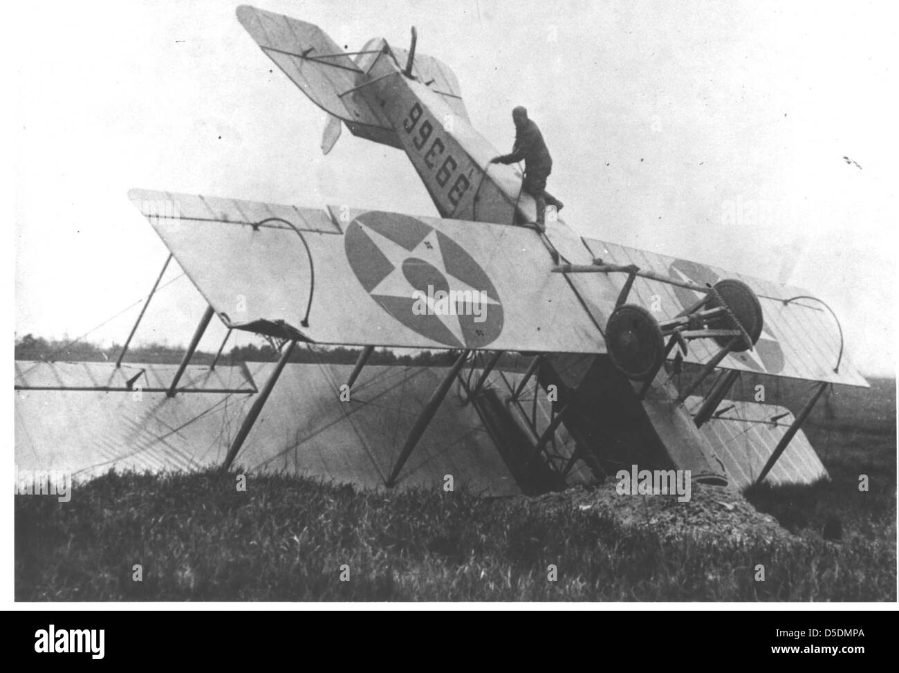 Una fotografia del relitto di un Curtiss JN-4H Jenny, un aereo di posta aerea che si è schiantato il 6 giugno 1918 a Franklin Park, Massachusetts. L'incidente ha coinvolto il tenente Torrey H. Webb ed è un evento significativo nella storia dell'aviazione. Foto Stock