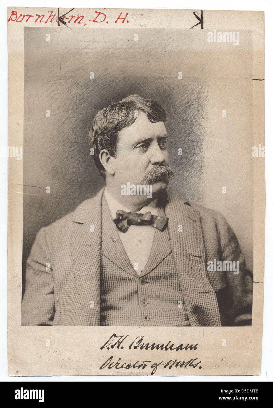 Una fotografia in bianco e nero di Daniel Hudson Burnham, un importante architetto, scattata in connessione con la Fiera Mondiale di Chicago. L'immagine mostra il suo iconico copricapo e baffi, riflettendo il suo ruolo nel plasmare il design e l'architettura della fiera. Foto Stock