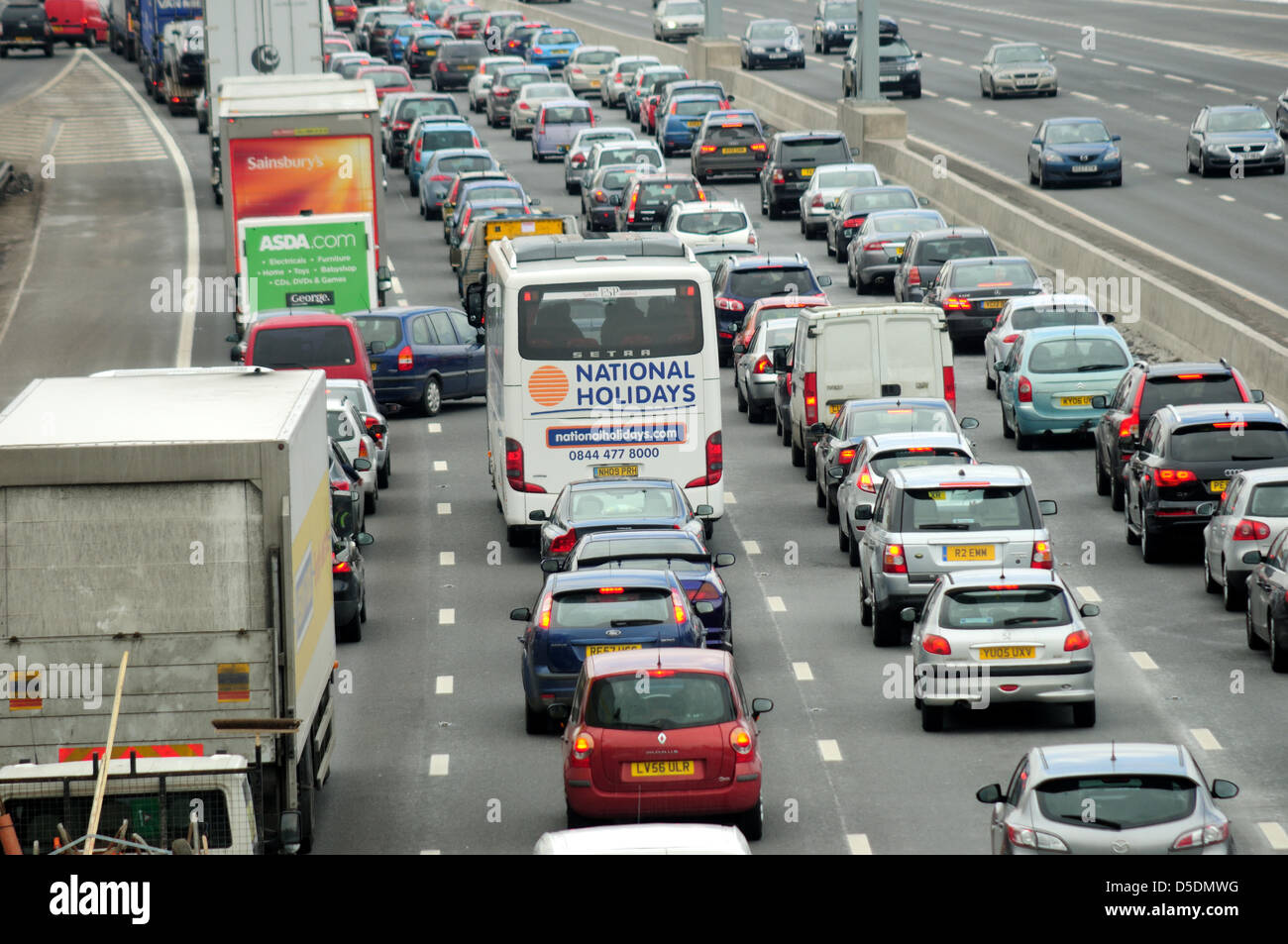 Nottinghamshire, Regno Unito. Il 29 marzo 2013. Ritardi nel traffico accumulato sull'autostrada M1 a J27 North Bound Nottinghamshire.Buona Pasqua venerdì festivo il traffico. Credito: Ian Francesco / Alamy Live News Foto Stock