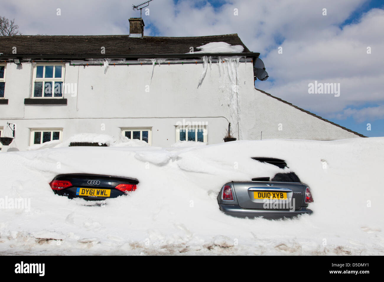 Il Peak District, Derbyshire, Regno Unito. Il 29 marzo 2013. Le vacanze di Pasqua fine settimana ha iniziato con alcune parti del Regno Unito ancora in preda di inverno con il Met Office reporting IL REGNO UNITO avente il freddo in marzo dal 1962 con una temperatura media di 2.5C, circa tre gradi al di sotto della media. Credito: Mark Richardson / Alamy Live News Foto Stock