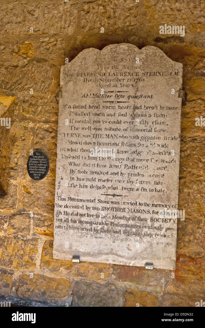 Memoriale per l'autore Laurence Sterne, nella sacrestia della chiesa di St Michael's, Coxwold Foto Stock