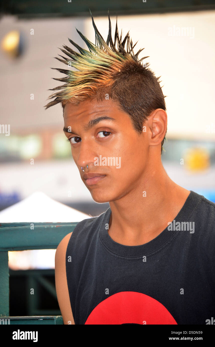 Giovane con un colorato Mohawk haircut presso la Union Square Park di New York City Foto Stock