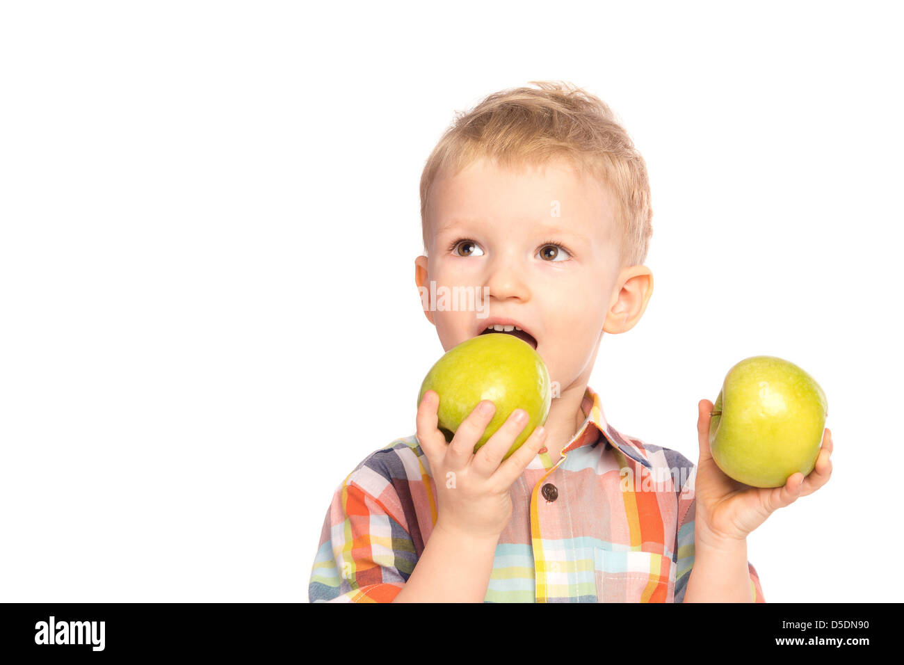 Bella sorridenti gioioso bambino (little boy) mangiare cibo sano (mele verdi) isolato su sfondo bianco. Foto Stock