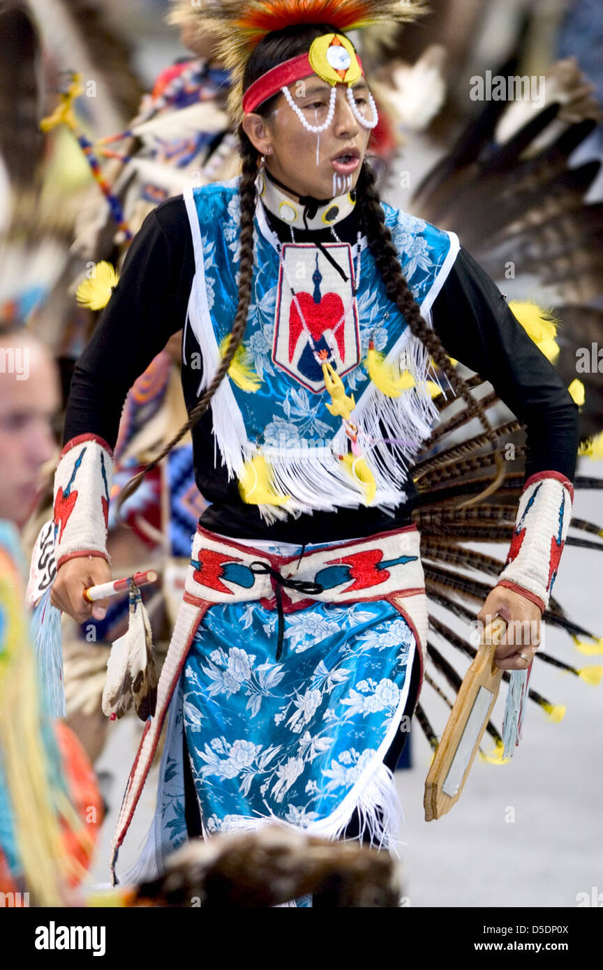 Un uomo vestito di abito cerimoniale blu partecipa a un Powwow dei nativi americani al National Museum of the American Indian. Il powwow è un evento culturale significativo che presenta regalia, danze e rituali tradizionali, che rappresentano il patrimonio e le usanze dei nativi americani. Foto Stock