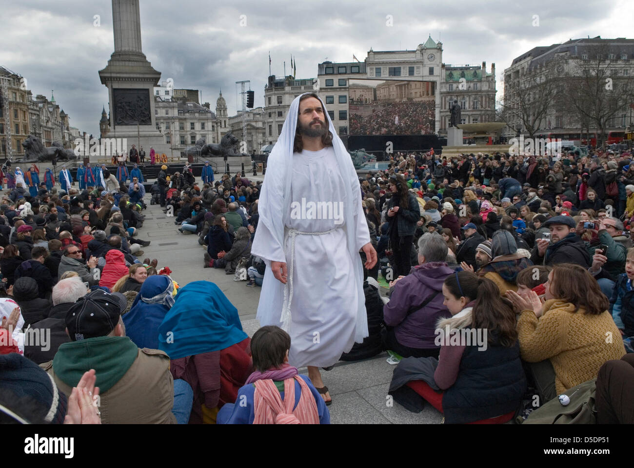 Wintershall Passion Play, Londra. Good Friday Passion Play London. "Passion in the Square" James Burke Dunsmore attore professionista, Trafalgar Square. Migliaia di persone si riuniscono per assistere alle prestazioni annuali dei giocatori di Wintershall. Crediti: Homer Sykes/Alamy Live News Foto Stock
