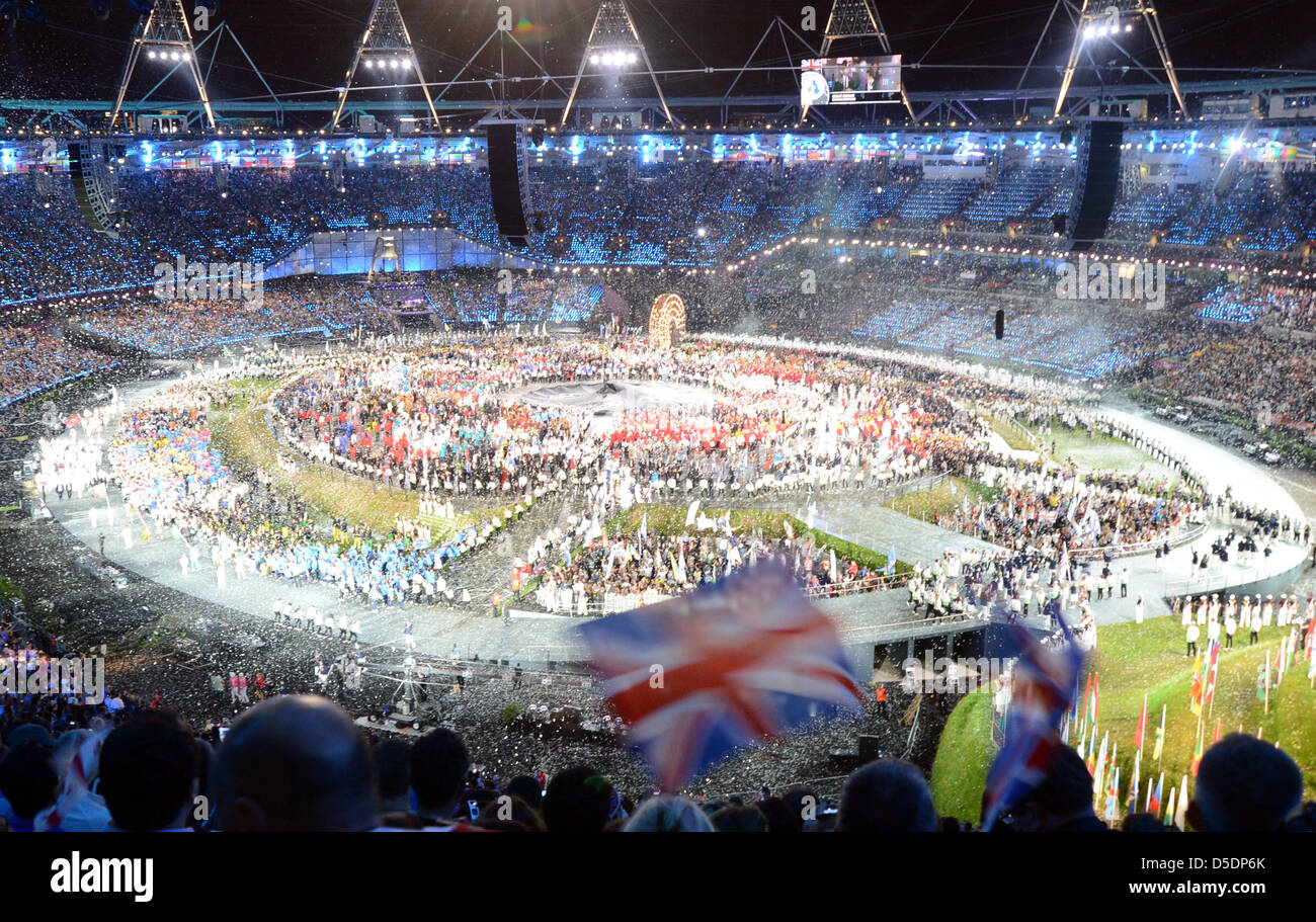 Unione sono bandiere sventolate come Team GB di entrare nello stadio Foto Stock