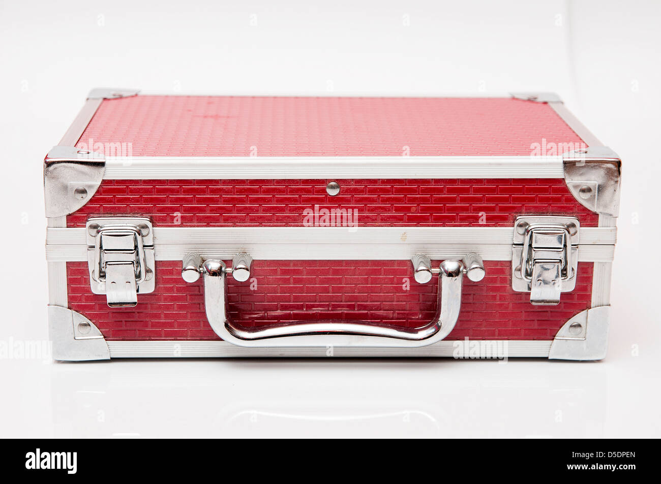 Colore rosso borsa con una maniglia cromata Foto Stock