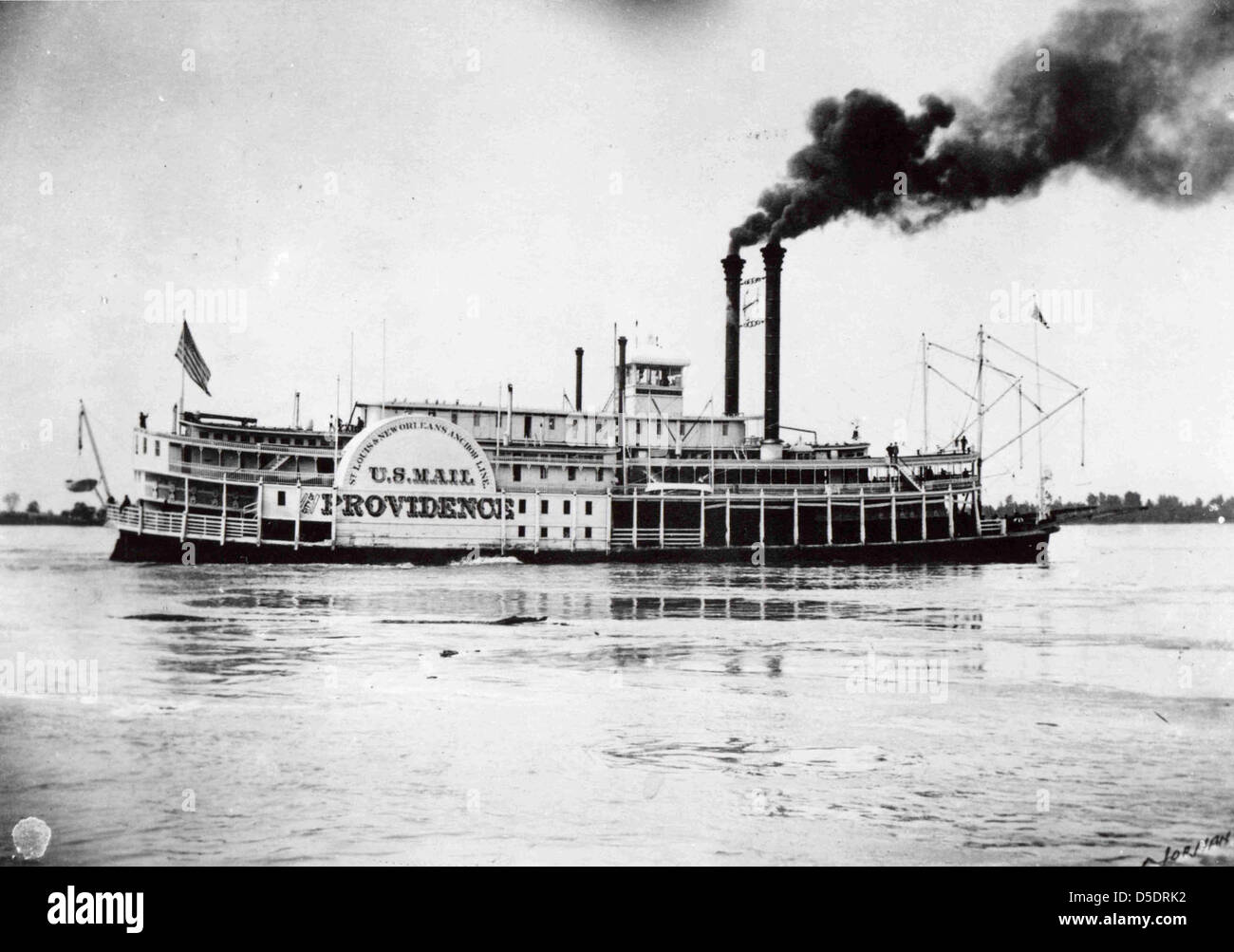 Una fotografia del battello a vapore *Providence* sul fiume Hudson, con una bandiera della posta degli Stati Uniti. La nave è mostrata a vapore, mentre si muove lungo il fiume, mostrando il suo significato nel trasporto postale negli Stati Uniti Foto Stock