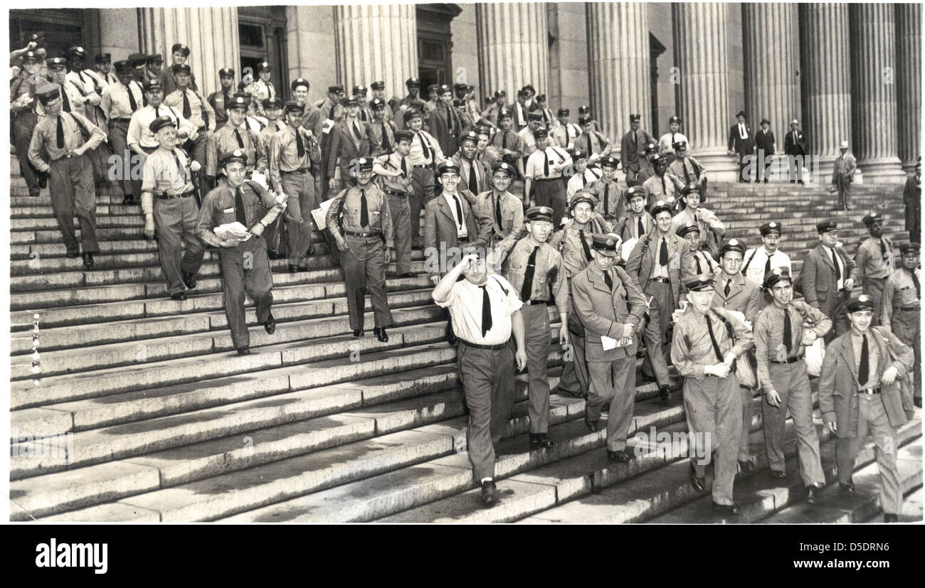 Una fotografia del giugno 1936 che mostra i corrieri postali con le loro uniformi mentre partivano per i loro giri giornalieri a New York City. L'immagine riflette il ruolo dei corrieri postali nella vita americana della metà del XX secolo. Foto Stock