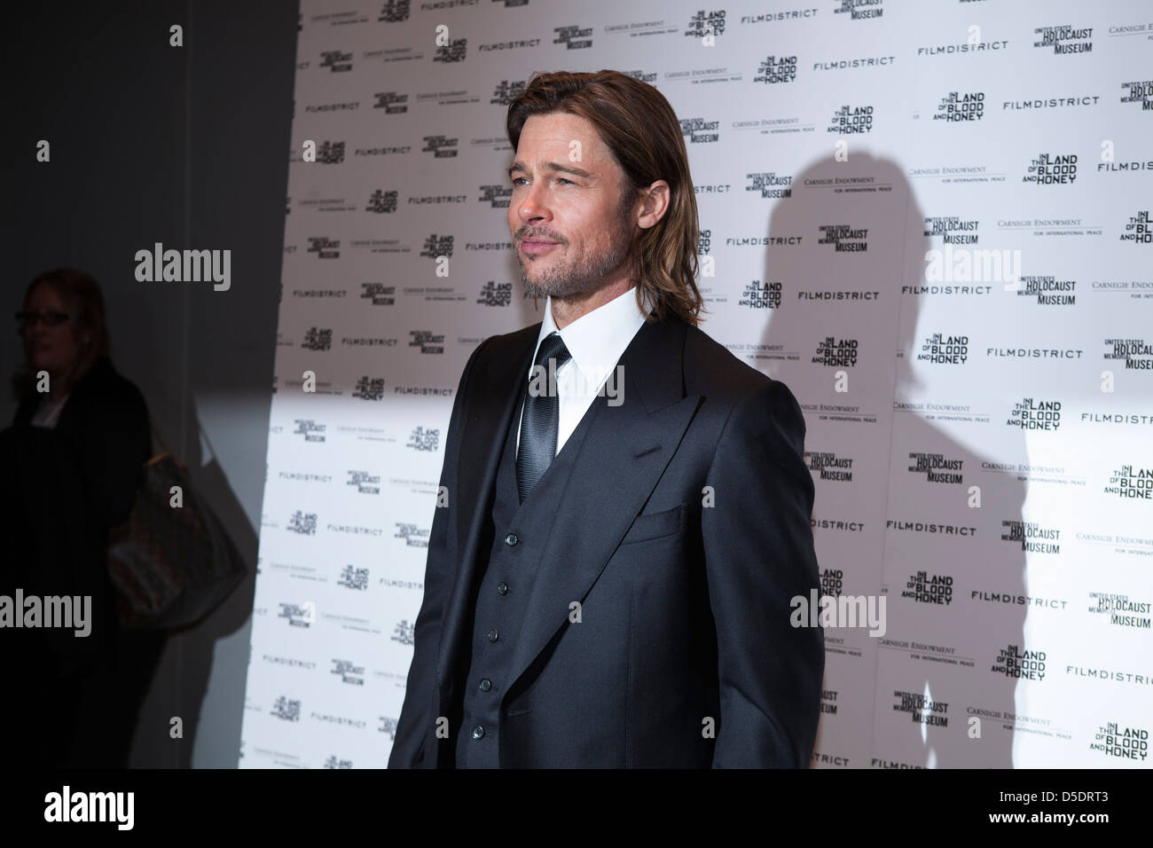 Brad Pitt arriva per il premier di 'nella terra di sangue e di miele" Foto Stock