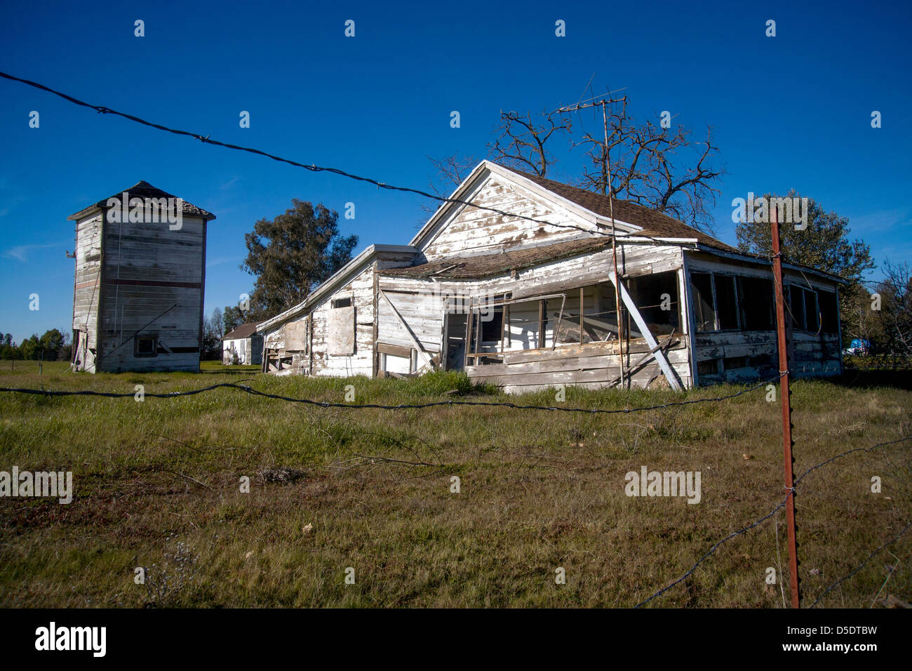 Un casale abbandonato gli abbassamenti di tensione in California il Sacramento del delta del fiume che è una fondamentale area agricola. Foto Stock