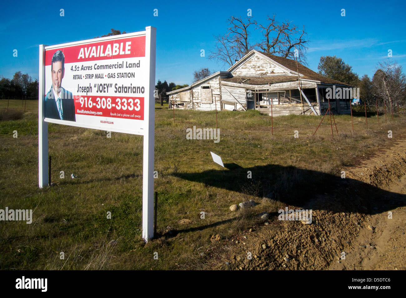 Un casale abbandonato e il terreno circostante è in vendita in California il Sacramento del delta del fiume che è il primo terreno agricolo. Foto Stock