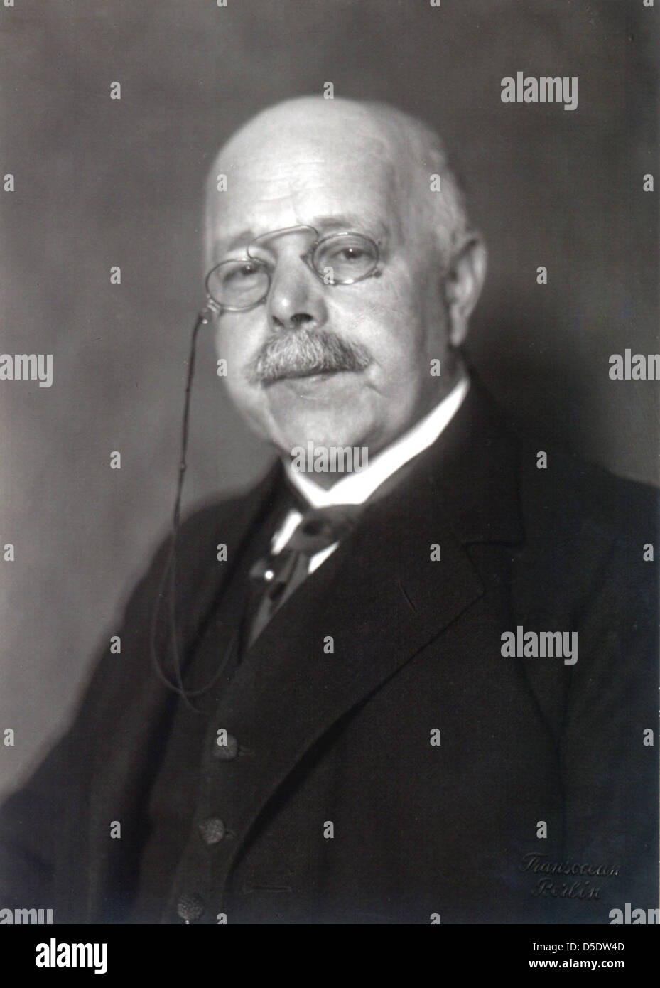 Un ritratto in bianco e nero di Walther Nernst, il chimico tedesco che contribuì allo sviluppo dell'equazione di Nernst e vinse il Premio Nobel per la chimica nel 1920, catturando la sua immagine professionale. Foto Stock