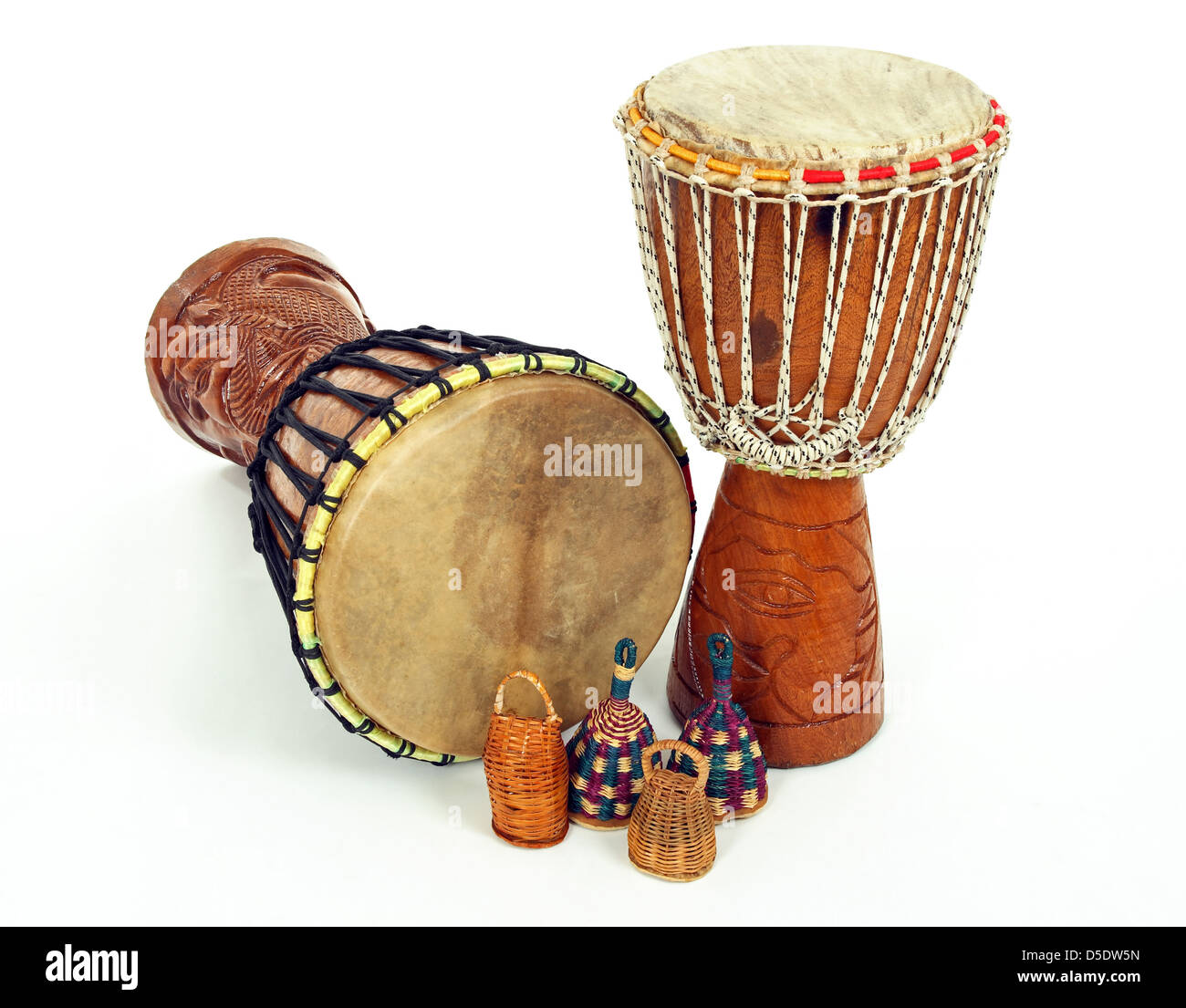 African djembe tamburi e caxixi shakers. Le percussioni di strumenti