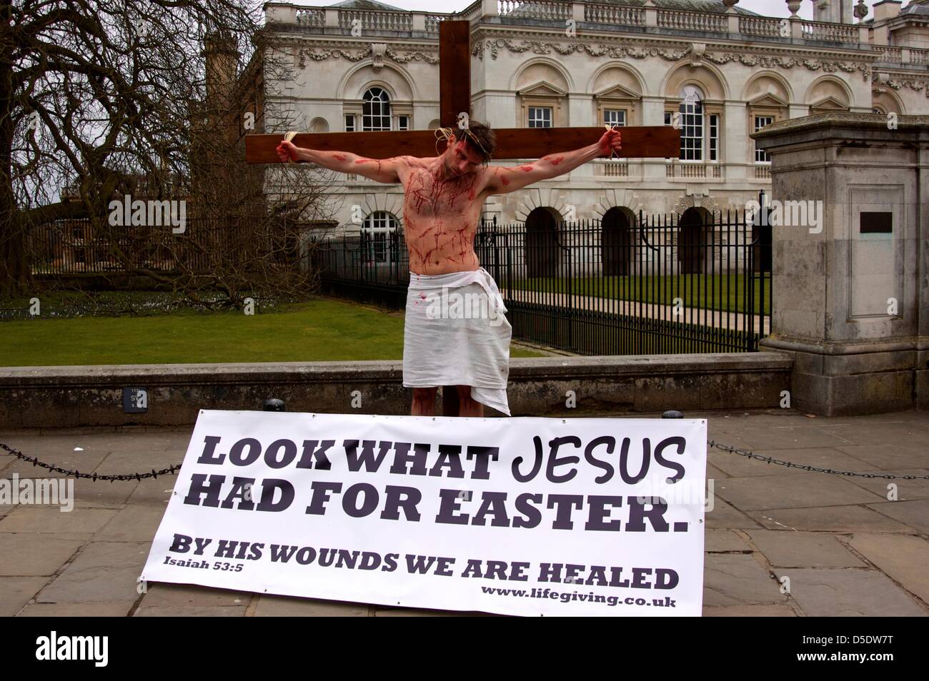 Cambridge, Cambridgeshire, Regno Unito. 29 marzo, 2013. Un uomo è in grado di ricreare la crocifissione di Gesù Cristo nella corsa fino a Pasqua su King's Parade all ombra del King's College di Cambridge per ricordare al pubblico il vero significato della Pasqua il Venerdì Santo. Il 29 marzo 2013. Foto Stock