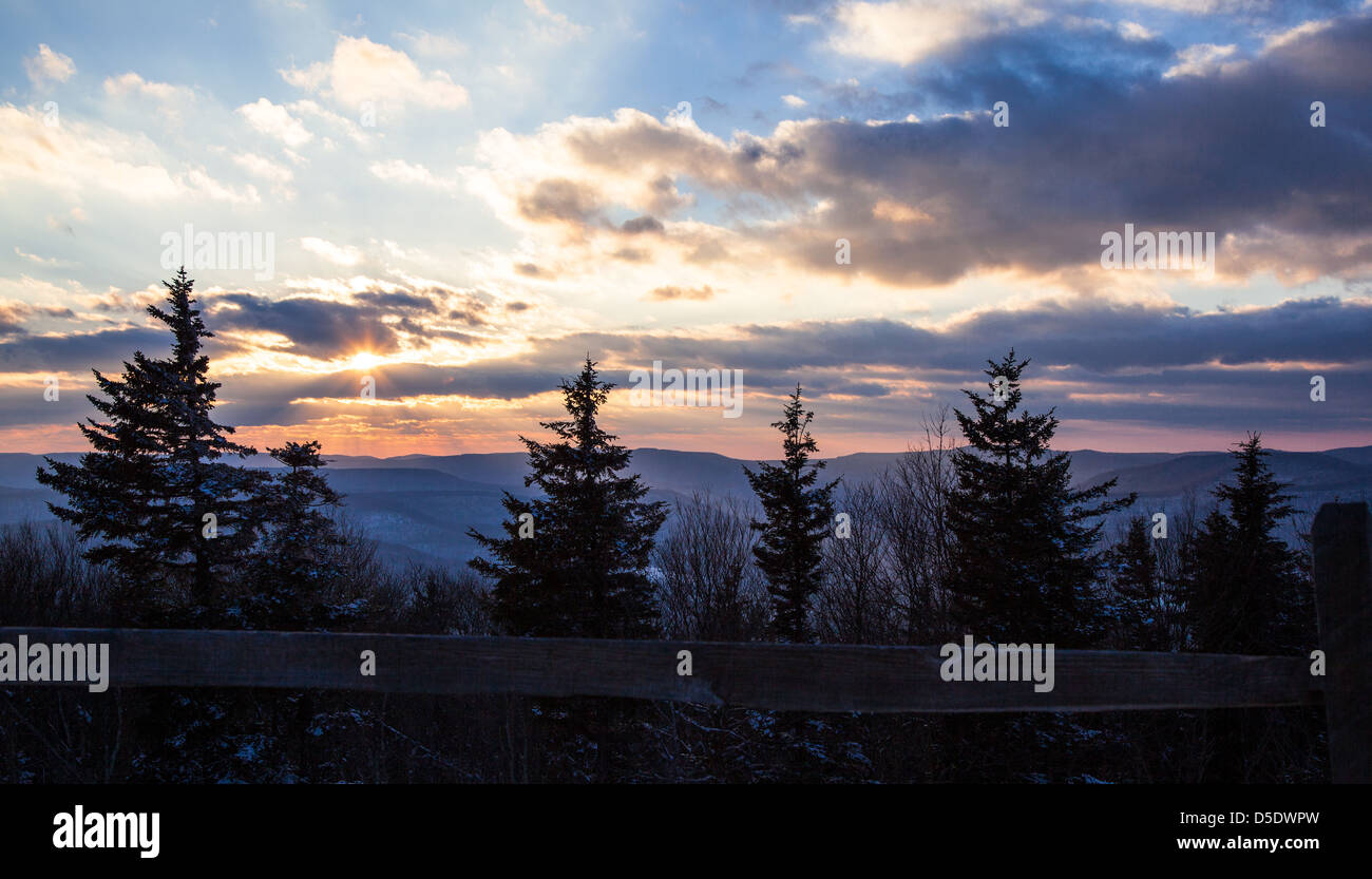 Un tramonto oltre le Blue Ridge Mountains in inverno. Escursioni con le racchette da neve, WV Foto Stock