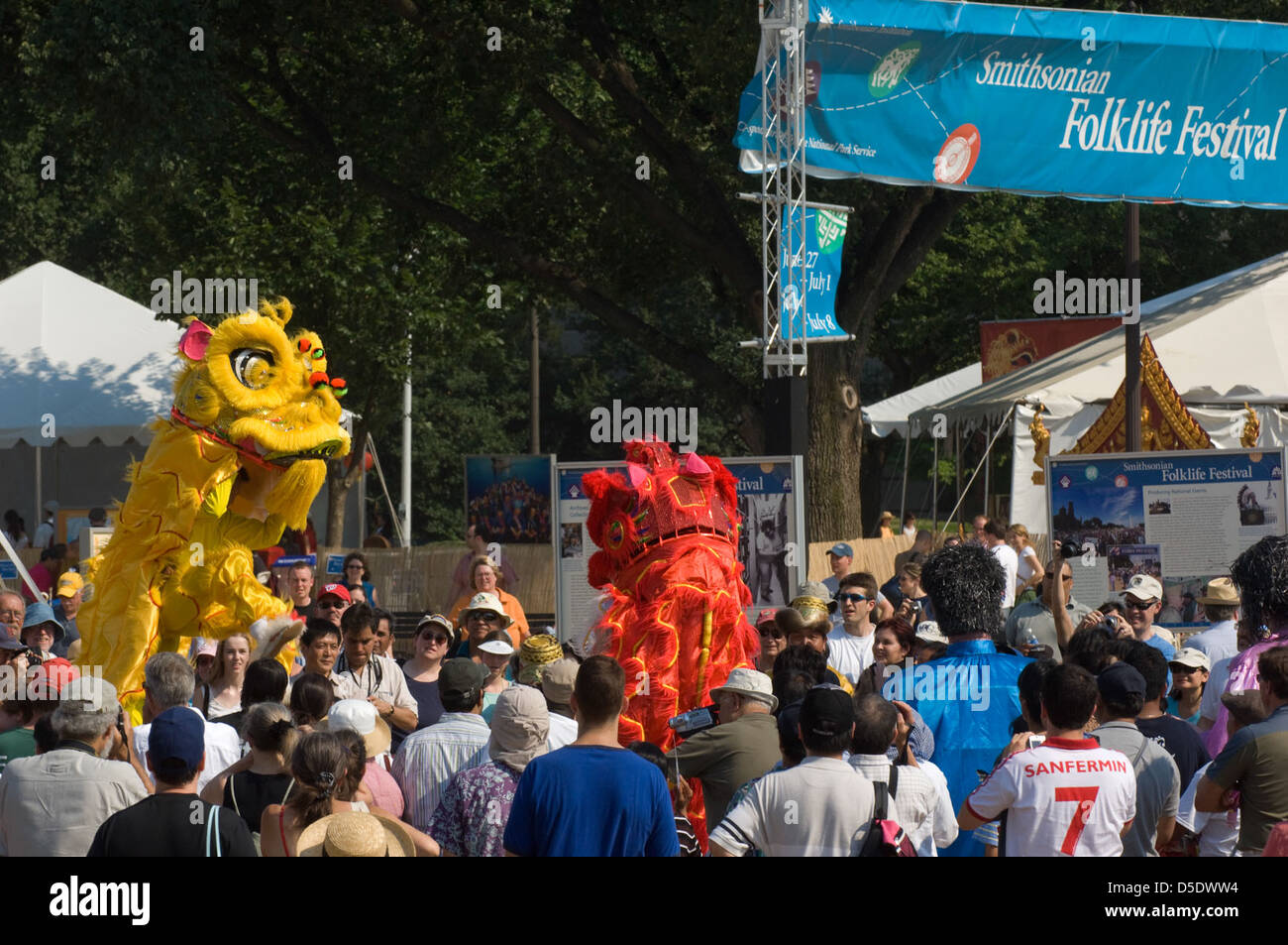 Un'immagine dello Smithsonian's Folklife Festival che celebra il Capodanno cinese. La fotografia mostra i ballerini in vivaci costumi che eseguono danze tradizionali, simboleggiando le festività culturali del Festival di Primavera. Foto Stock