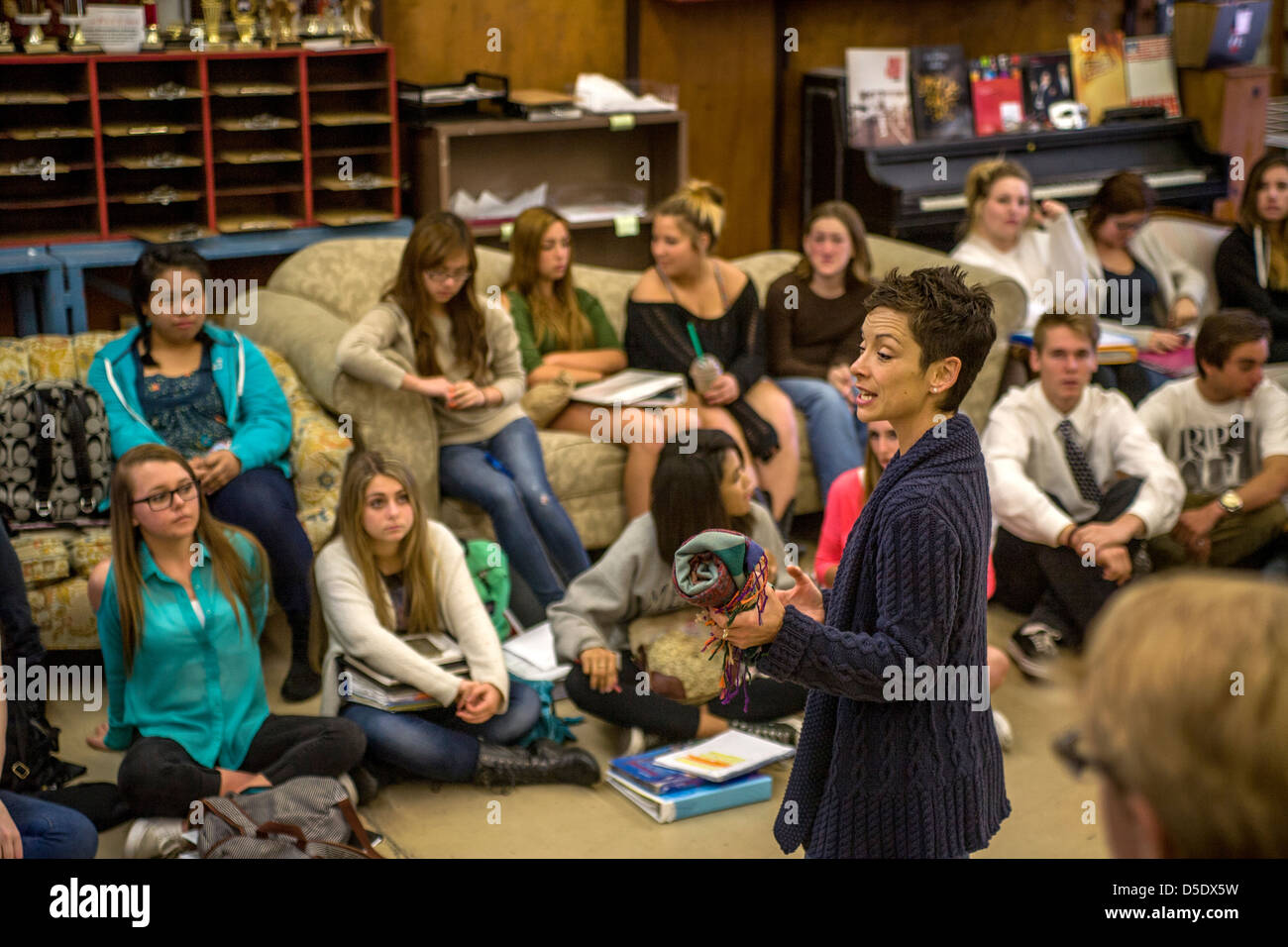 Una scuola di insegnante di arte drammatica incarica la sua multietnica gli studenti di San Clemente, CA. Foto Stock