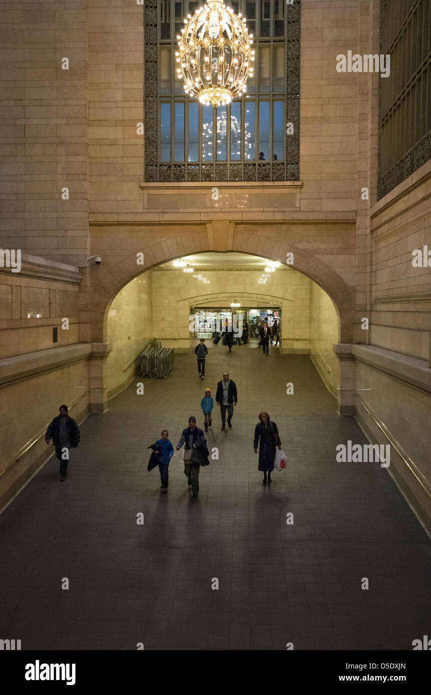 Persone che camminano in Grand Central Station Foto Stock