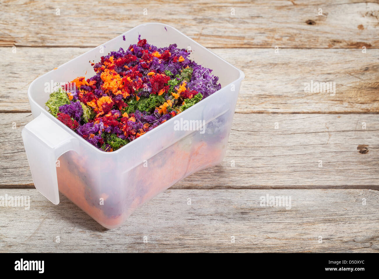 Spremiagrumi colorato polpa dopo la spremitura verdura cruda (carota, rosso beat, cetriolo, kale, cavolo rosso) Foto Stock