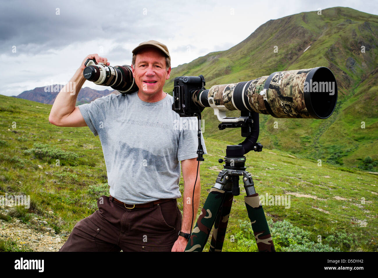 Ritratto di fotografo professionista con grandi un teleobiettivo & treppiede, Parco Nazionale di Denali, Alaska, AK Foto Stock