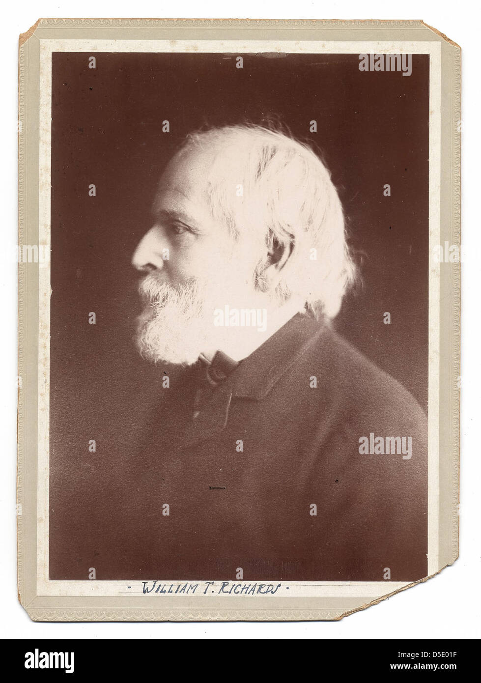 William Trost Richards, un pittore americano, è mostrato in questo ritratto di profilo, catturando la sua espressione contemplativa. La foto mostra la sua barba e il suo abbigliamento formale, riflettendo il suo status nella storia dell'arte americana. Foto Stock