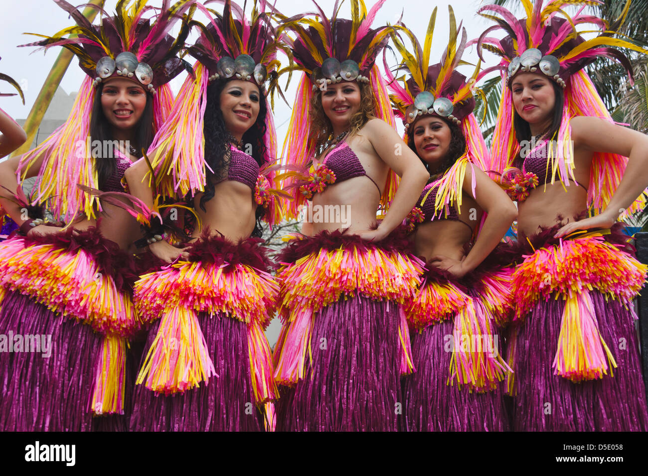 Gli artisti interpreti o esecutori in costume di carnevale, Veracruz, Messico Foto Stock