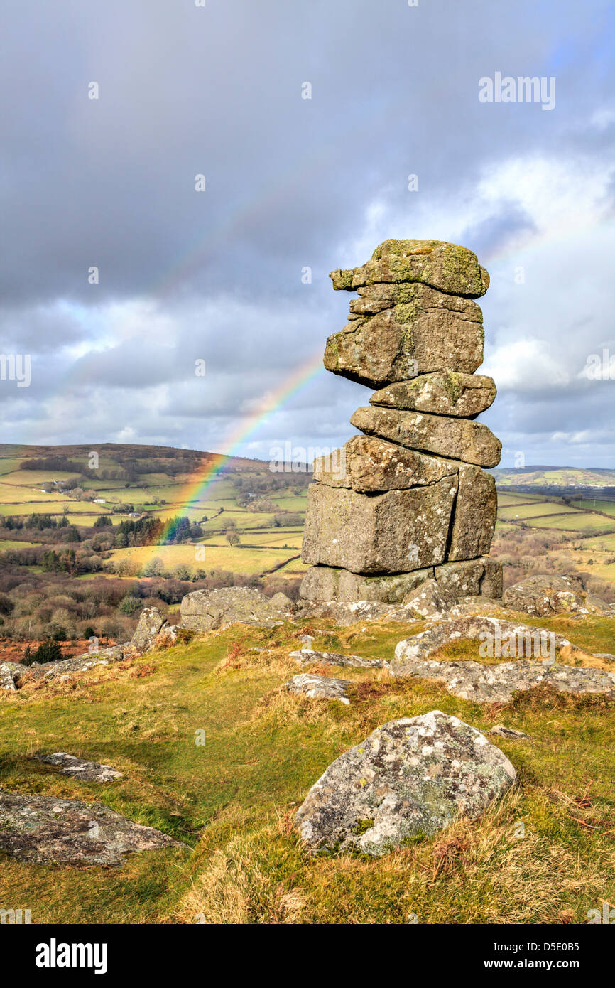 Un arcobaleno dietro al bowerman del naso del vicino Manaton su Dartmoor Foto Stock