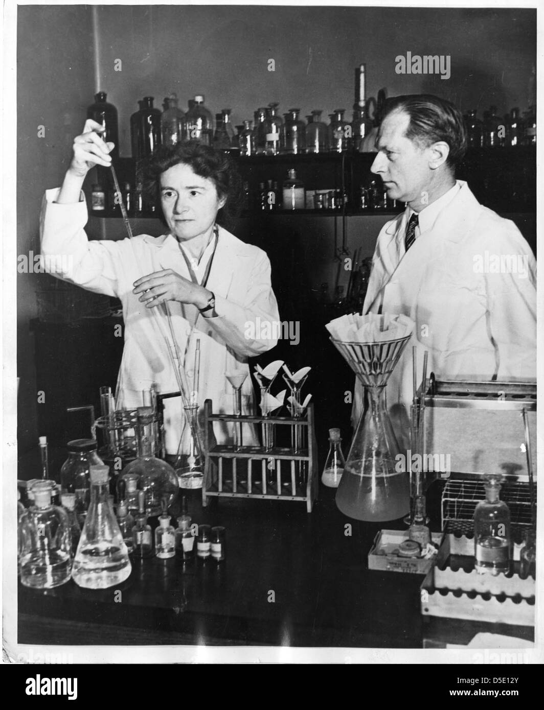 Gerty e Carl Cori, vincitori del Premio Nobel per la chimica, sono ritratti in una foto del XX secolo. Gerty era nota per le sue ricerche rivoluzionarie sugli enzimi e Carl contribuì alla scoperta del ruolo degli enzimi nel metabolismo. Il loro lavoro scientifico in biochimica gli valse il riconoscimento, con Gerty che divenne la terza donna a vincere il Premio Nobel per la chimica. Foto Stock