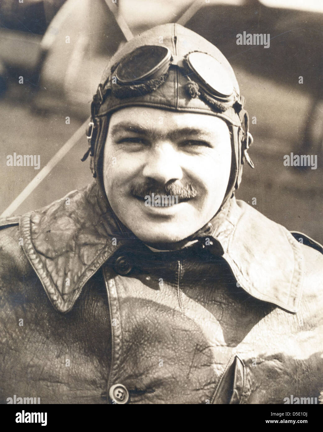 Wesley Smith, pilota di posta aerea nel 1922, è raffigurato in questo ritratto con casco e cappotto in pelle. Il suo ruolo nei primi servizi di posta aerea fu parte integrante dello sviluppo delle operazioni aeree del servizio postale statunitense. Foto Stock Wesley Smith, pilota di posta aerea nel 1922, è raffigurato in questo ritratto con casco e cappotto in pelle. Il suo ruolo nei primi servizi di posta aerea fu parte integrante dello sviluppo delle operazioni aeree del servizio postale statunitense. Foto Stock