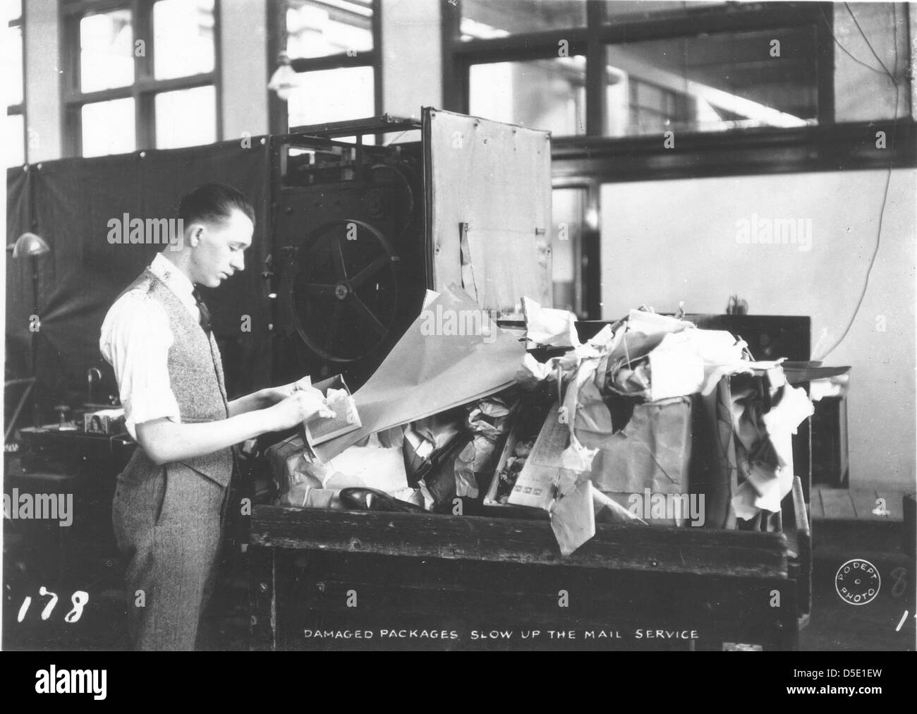 Una fotografia scattata all'ufficio lettere morte nel 1913, che mostrava i pacchi danneggiati che causavano ritardi nel servizio postale. L'immagine funge da tutorial sulla gestione dei pacchi e sui problemi postali. Foto Stock