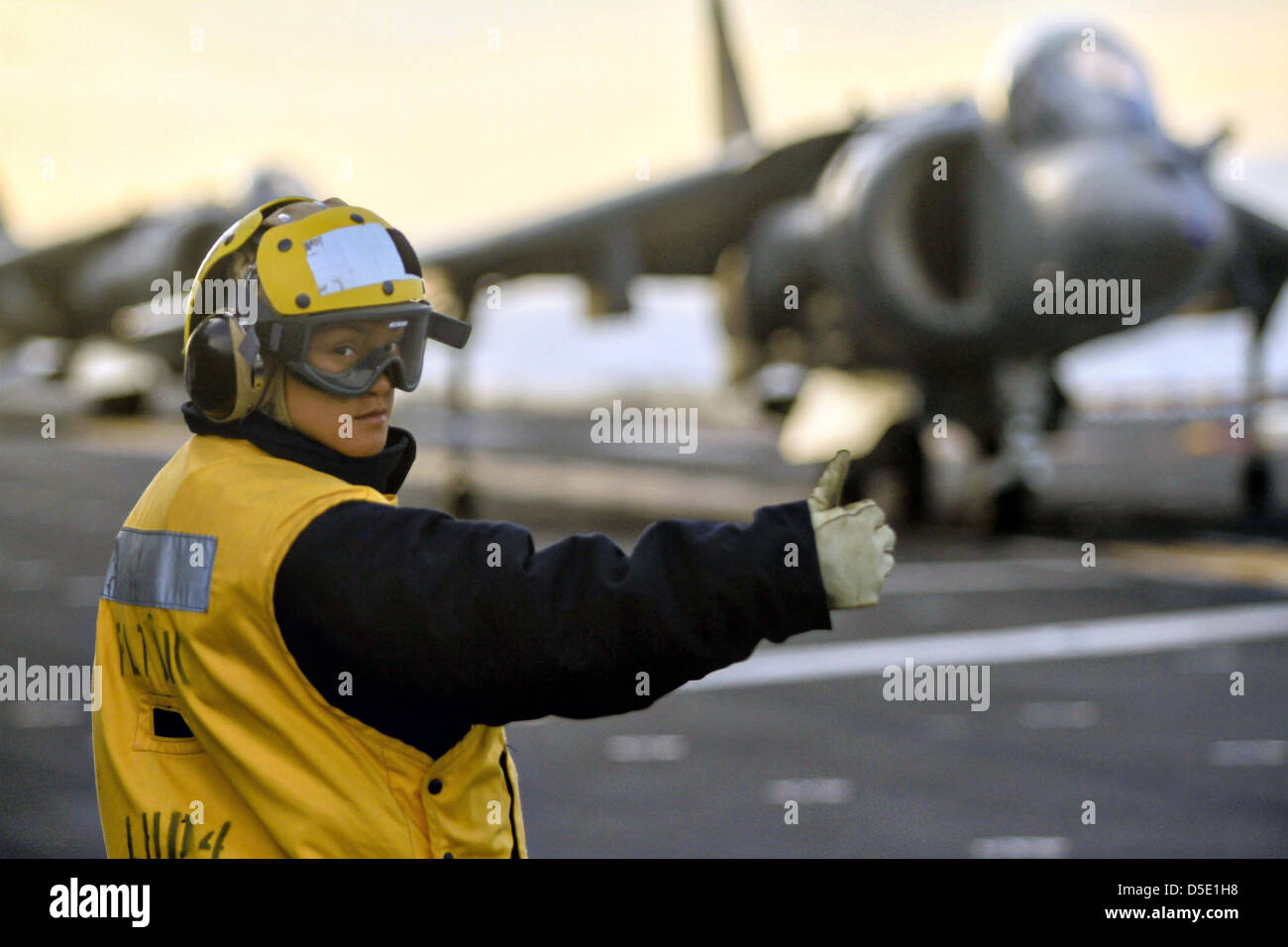 Un US Marine Corps AV-8B Harrier fighter aircraft esegue un decollo verticale dal ponte di volo dell'assalto anfibio nave USS Boxer Marzo 28, 2013 al largo della costa della California del Sud. Foto Stock